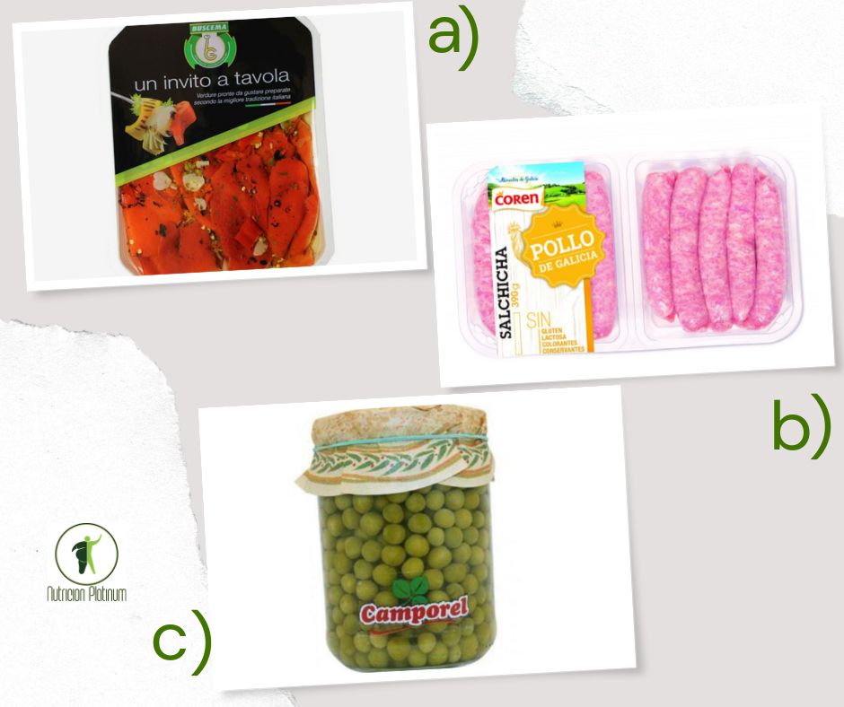 Pimientos asados con salchichas de pollo frescas y guarnición de guisantes.